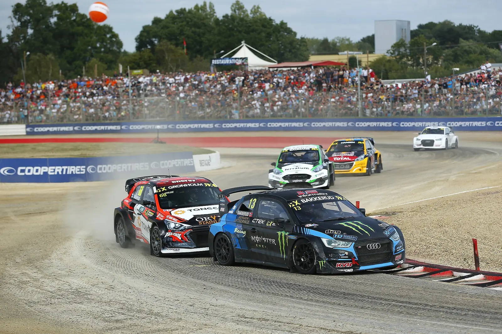 Rallycross-Fahrzeuge im Pulk in einer Kurve in Lohéac